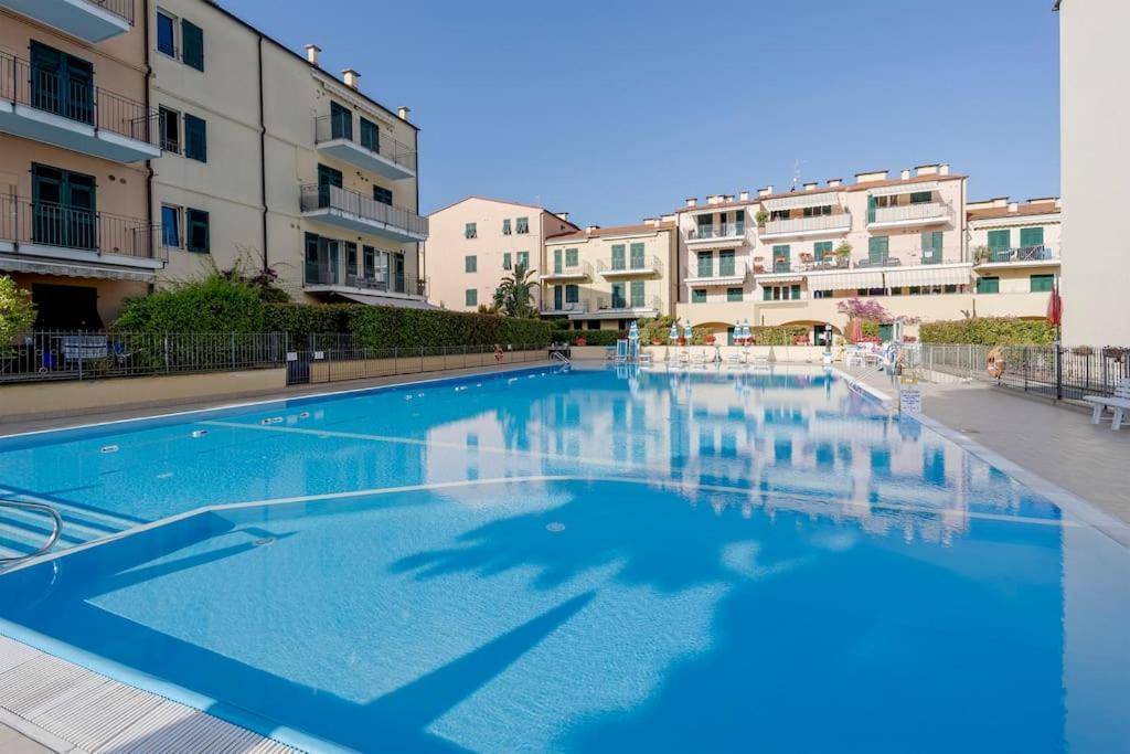 インペリアFronte Mare-Piscina- Pista Ciclabileアパートメント エクステリア 写真
